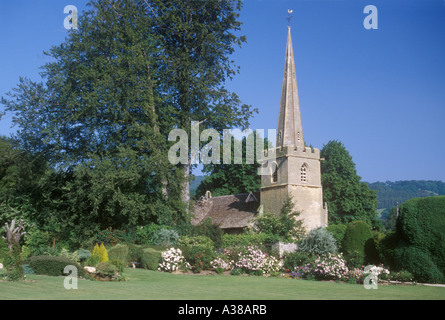 St. Michael Kirche in der Cotswold-Dorf Stanton, betrachtet aus den Gärten der Stanton Gericht Gloucestershire Stockfoto