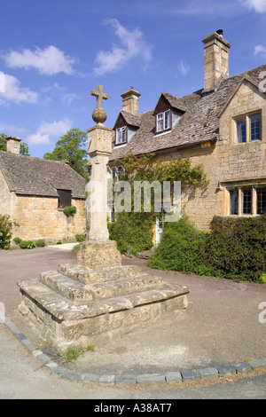 Das Kreuz außerhalb Kreuz Hütte in Cotswold Dorf von Stanton, Gloucestershire Stockfoto