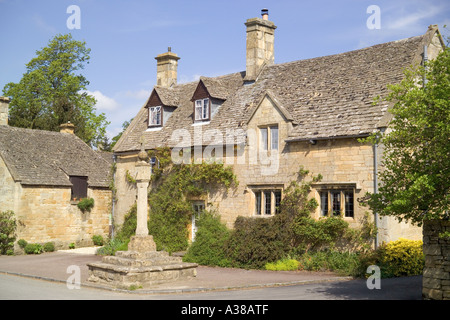 Das Kreuz außerhalb Kreuz Hütte in Cotswold Dorf von Stanton, Gloucestershire Stockfoto