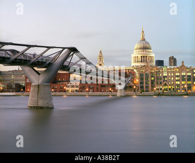 Millennium Bridge und St. Pauls Cathedral, London, England. Stockfoto