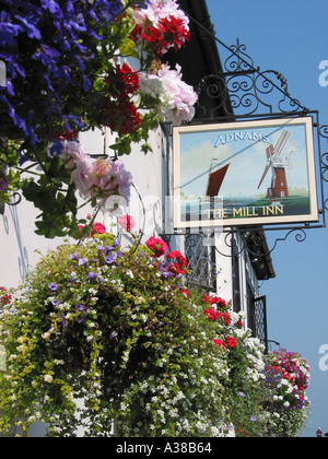 Traditionelle Pub Bar Zeichen der Mill Inn Aldeburgh Suffolk England Great Britain Stockfoto