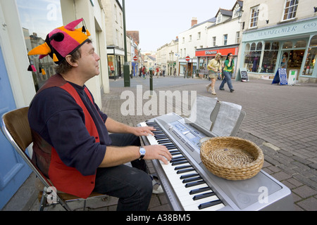 Straßenmusiker Clive Bushell (Klee) spielen in der High Street, Stroud, Gloucestershire Stockfoto