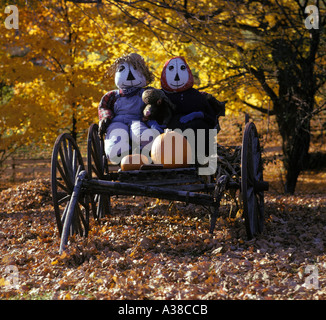 Halloween Display gefüllte Figuren sitzen mit Kürbis auf alten Wagen Stockfoto