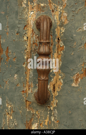 Alten Metallgriff auf eine Holztür Stockfoto