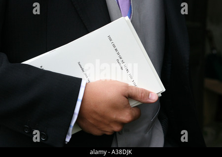 Hochzeitstag - Usher hält eine Bestellung des Dienstes Stockfoto