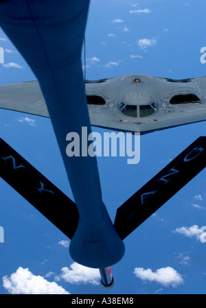 B2 Spirit Bomber Manöver in Richtung einer Betankung Boom, als es für eine Betankung Mission vorbereitet Stockfoto