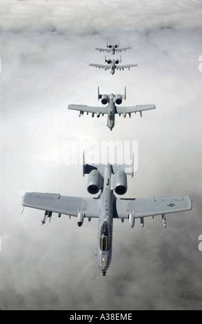 Vier a-10 Thunderbolt II Flugzeuge fliegen in formation Stockfoto