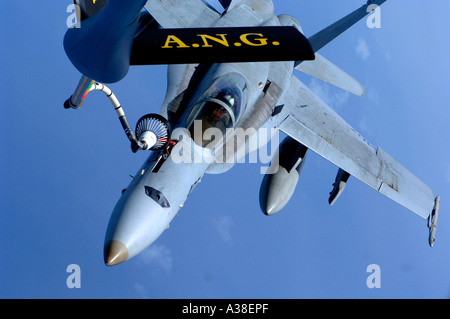 F-A-18 Hornet aus dem Flugzeugträger USS Kitty Hawk CV 63 erhält Kraftstoff von einer Luftbetankung. DoD-Foto Stockfoto