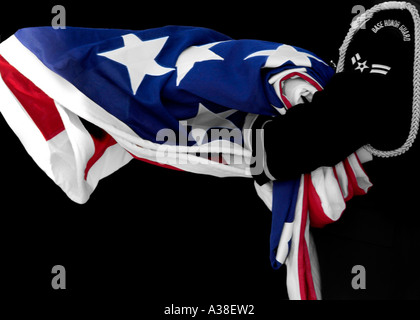 Ein Mitglied der US Air Force bereitet sich auf die amerikanische Flagge in einer Zeremonie anlässlich des Jahrestages des 11. September erhöhen Angriffe Stockfoto