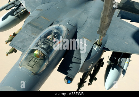 ÜBER Irak An F 15 Strike Eagle erhält Kraftstoff aus einer KC-10 bei einem Kampfeinsatz zur Unterstützung der Operation Iraqi Freedom Stockfoto