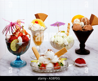 Eisbecher, Eis Sundeas in Gläsern Stockfoto