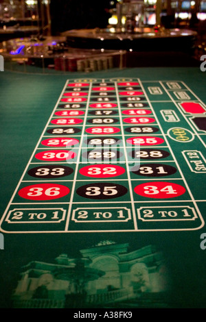 Roulette-Rad und Tabelle Stockfoto