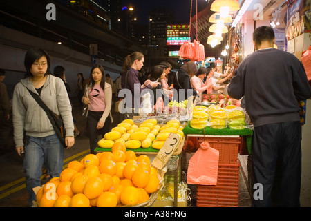 Einkaufen in der Nacht auf einem Straßenmarkt in Causeway Bay, Hong Kong Stockfoto