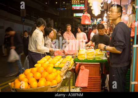 Einkaufen in der Nacht auf einem Straßenmarkt in Causeway Bay, Hong Kong Stockfoto