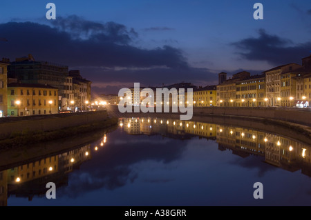 Traditionelle Gebäude spiegelt sich in den Fluss Arno in Pisa bei Dämmerung/Abend - der Ponte di Mezzo (mittlere Brücke) entnommen. Stockfoto