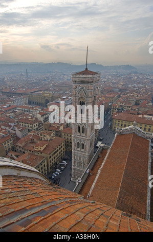 Ein Weitwinkel Blick über Florenz aus dem Dom öffentliche Aussichtsplattform zeigt Giottos Centre Bell Tower. Stockfoto