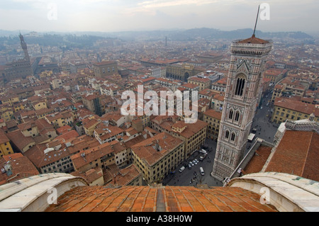 Ein Weitwinkel Blick über Florenz aus dem Dom öffentliche Aussichtsplattform Giottos Glockenturm auf der rechten Seite zeigt. Stockfoto