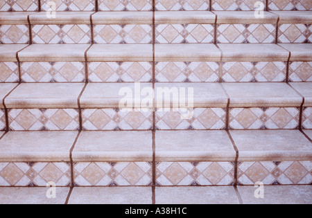 Schritte oder Treppe verziert mit rosa und grau marmoriert Diamant gemusterten Fliesen Stockfoto