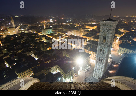 Ein Weitwinkel Blick über Florenz in der Nacht aus dem Dom öffentliche Aussichtsplattform Giottos Glockenturm auf der rechten Seite zeigt. Stockfoto