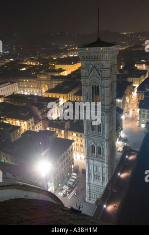 Ein Weitwinkel Blick über Florenz in der Nacht aus dem Dom öffentliche Aussichtsplattform zeigt Giottos Glockenturm. Stockfoto