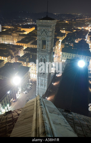 Ein Weitwinkel Blick über Florenz in der Nacht aus dem Dom öffentliche Aussichtsplattform zeigt Giottos Glockenturm. Stockfoto