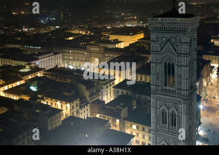 Ein Blick über Florenz in der Nacht aus dem Dom öffentliche Aussichtsplattform Giottos Glockenturm auf der rechten Seite zeigt. Stockfoto