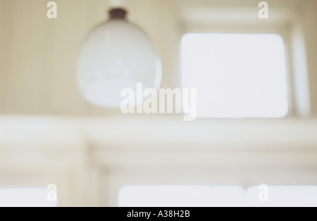 Streut, Decke, Licht Glas Lampenschirm und Fenster an der Wand Stockfoto