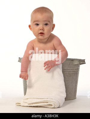 Baby in alte Mode-Badewanne Stockfoto