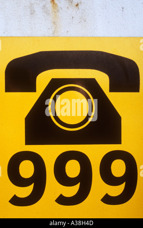 Schild mit das ikonische Bild eines Telefons mit dem Vereinigten Königreich Notfall Service Nummer 999 Stockfoto