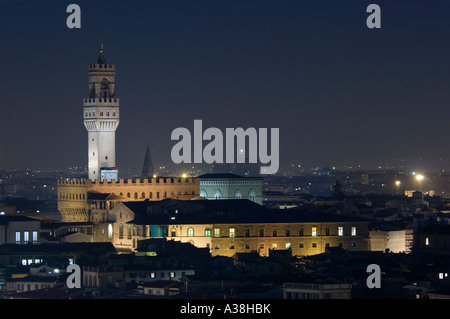 Eine komprimierte perspektivische Ansicht der Palazzo Vecchio in Florenz in der Nacht von der Piazza de Michelangelo Aussichtspunkt genommen. Stockfoto