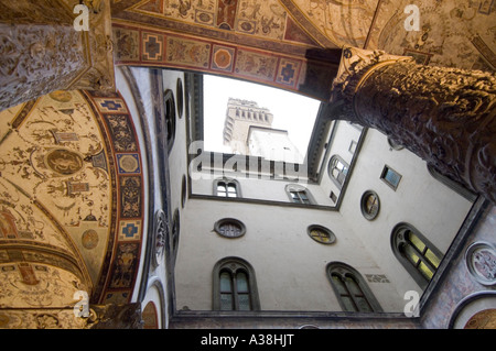 Die reich verzierten ersten Hof am Eingang des Palazzo Vecchio mit seiner herrlichen Decke und der Turm sichtbar. Stockfoto