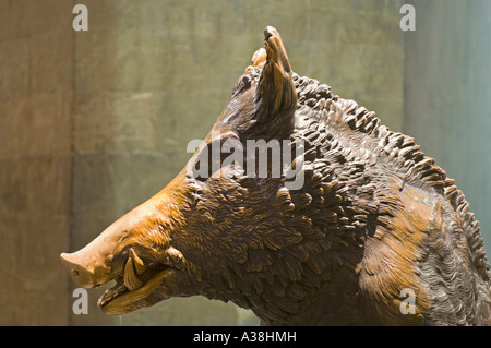 Ein Blick auf "Il Porcellino" eine große Bronzestatue von einem Wildschwein auf der Südseite des Mercato Nuovo "Neuer Markt". Stockfoto