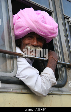 Indischer Mann auf einem Bus mit rosa Turban außerhalb der Stadt-Palast im Zentrum von Jaipur, die rosa Stadt von Indien Stockfoto