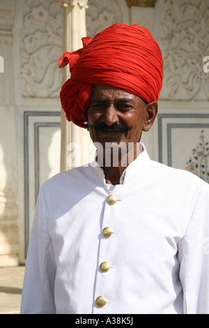 Palastwache am Rajendra Pol Tor, City Palace im Zentrum von Jaipur, die rosa Stadt von Indien Stockfoto