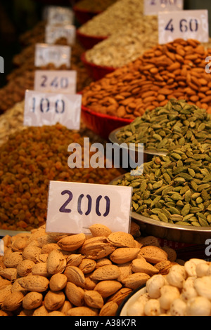 Zahlreiche Gewürze zum Verkauf in der Gewürzmarkt von Chandni Chowk, Alt-Delhi, Indien Stockfoto