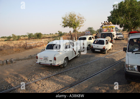 Stau auf einer Eisenbahnlinie in der Wüste, in der Nähe von Bikaner, nördlichen Rajasthan, Indien Stockfoto