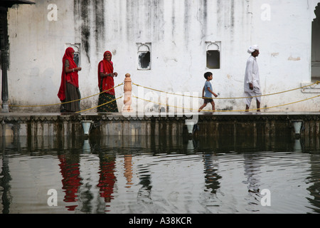 Familie besuchen Sahelion-Ki-Bari-Garten in Udaipur, südlichen Rajasthan, Indien Stockfoto