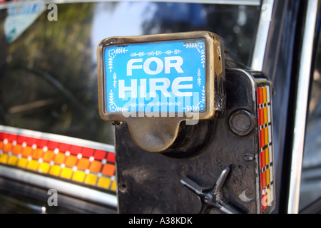 "Zur Miete" Zeichen für Taxi in Mumbai, Maharashtra, India Stockfoto