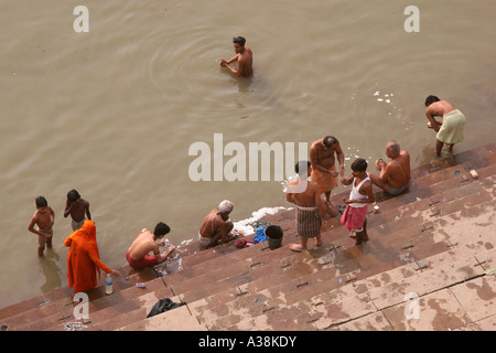 Pilger in den heiligen Fluss Ganges entlang Dasasvamedha Ghat Baden, in den frühen Morgenstunden Varanasi, Uttar Pradesh, Indien Stockfoto