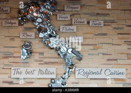 Töpfe und Pfannen in Form einer Karte von Italien an der Wand ein italienisches Restaurant in Singapur Changi Airport Stockfoto