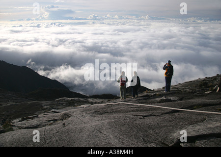 Wanderer, beobachten die Wolken Roll-auf ihre Abstammung von Mt Kinabalu 4095 m am höchsten in Südostasien. Sabah, Borneo, Malaysia Stockfoto