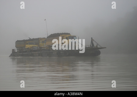 Palmöl Obst transportierten flussabwärts vor Sonnenaufgang am Kinabatangan Fluss, Sabah, Borneo, Malaysia Stockfoto