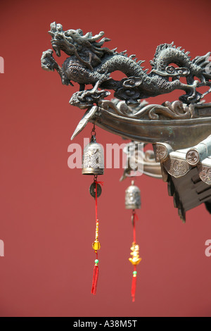 Chinesische Drachen Skulptur in der Thian Hock Keng Tempel in Chinatown, Singapur Stockfoto