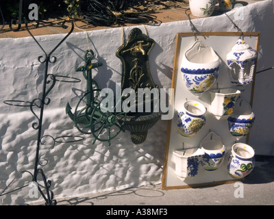 Schmiedeeisen-Gartengeräte und farbenfrohe Keramik Töpfe zum Verkauf, Mijas, Spanien Stockfoto