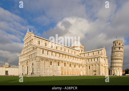 Ein Blick auf die Kathedrale und Neigung Turm im Bereich bekannt als Piazza dei Miracoli oder Piazza del Duomo in Pisa, Italien. Stockfoto