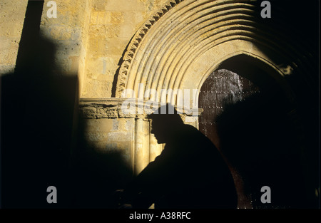 MANN REITET VORBEI KIRCHE IN CÓRDOBA Stockfoto