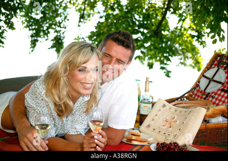 Verliebtes Paar Bei Einem Picknick bin sehen, verliebten Paar mit einem Picknick am See Stockfoto