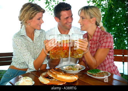 Mann Mit Zwei Frauen Im Biergarten, Mann mit 2 Frauen im Biergarten Stockfoto