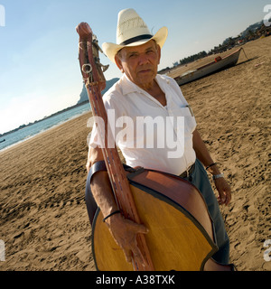 Mariachi-Bass-Spieler an einem Strand am Stein Insel Mazatlan Sinaloa Mexiko Stockfoto