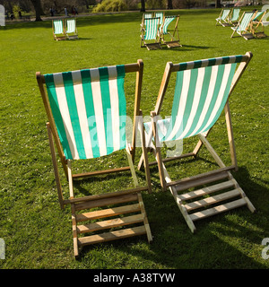 Grün, Klappstühle in der Sonne am St. James Park London England UK Stockfoto